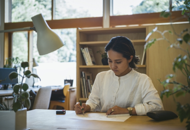 女性が作業している写真