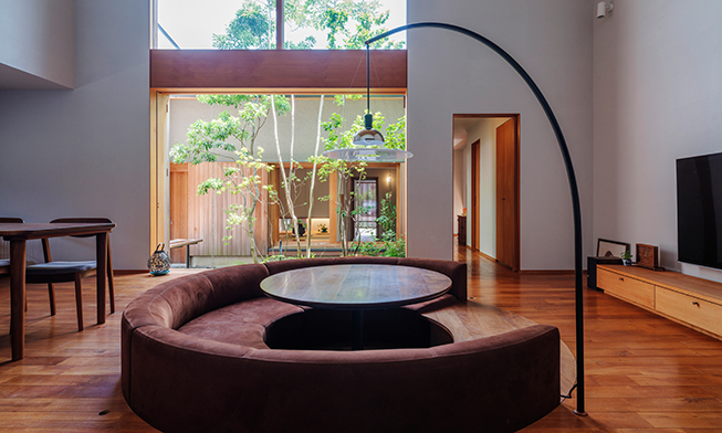 緑が心地よく迎えるのびやかな家