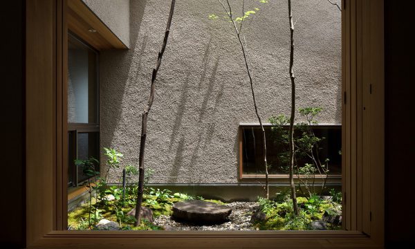 中庭でつながる2世帯