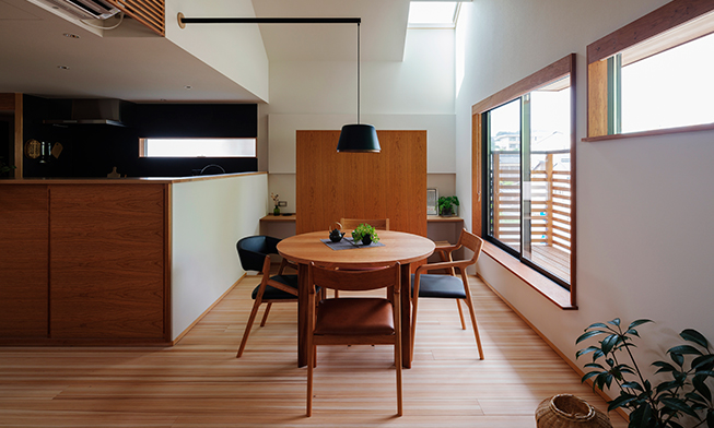 緑の壁を望む家