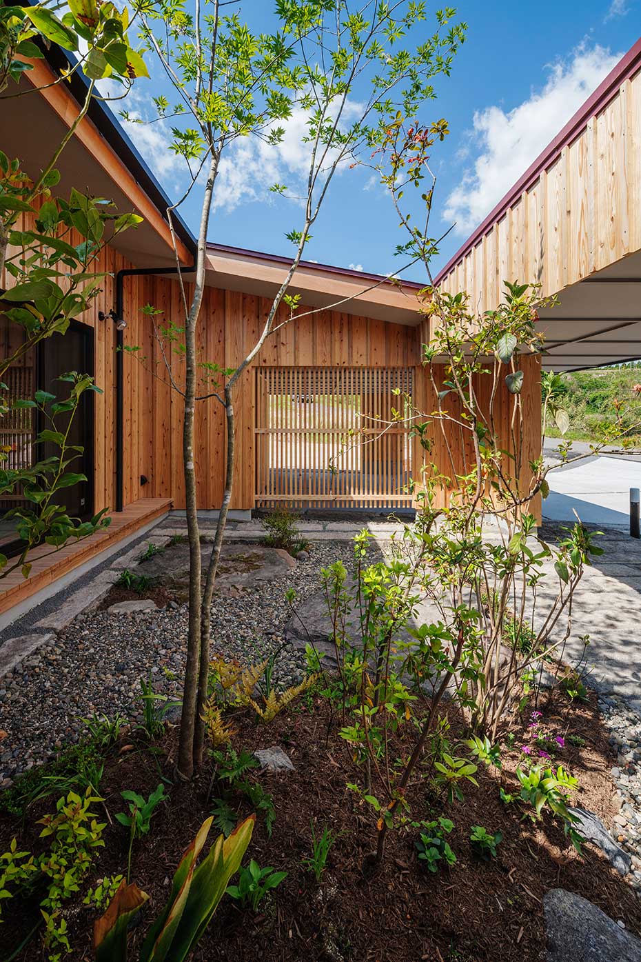 空の見える明るい中庭