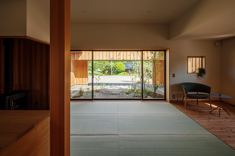 畳リビングから見た中庭