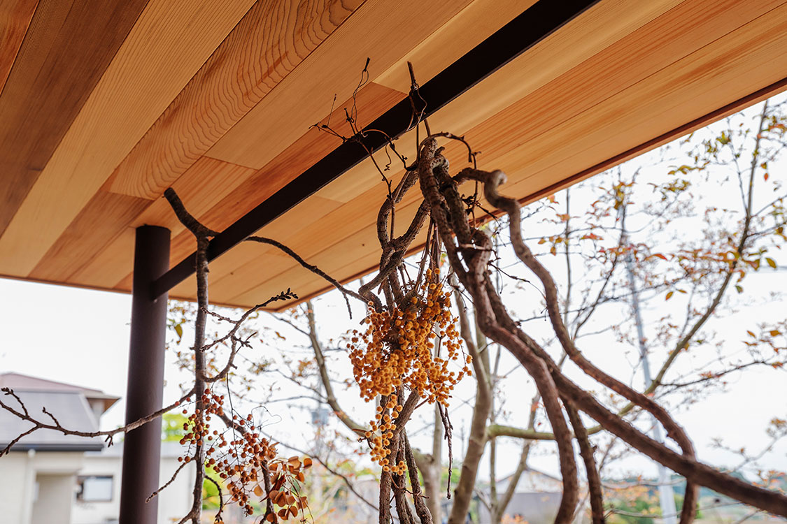 庇の下にあるスチールバー