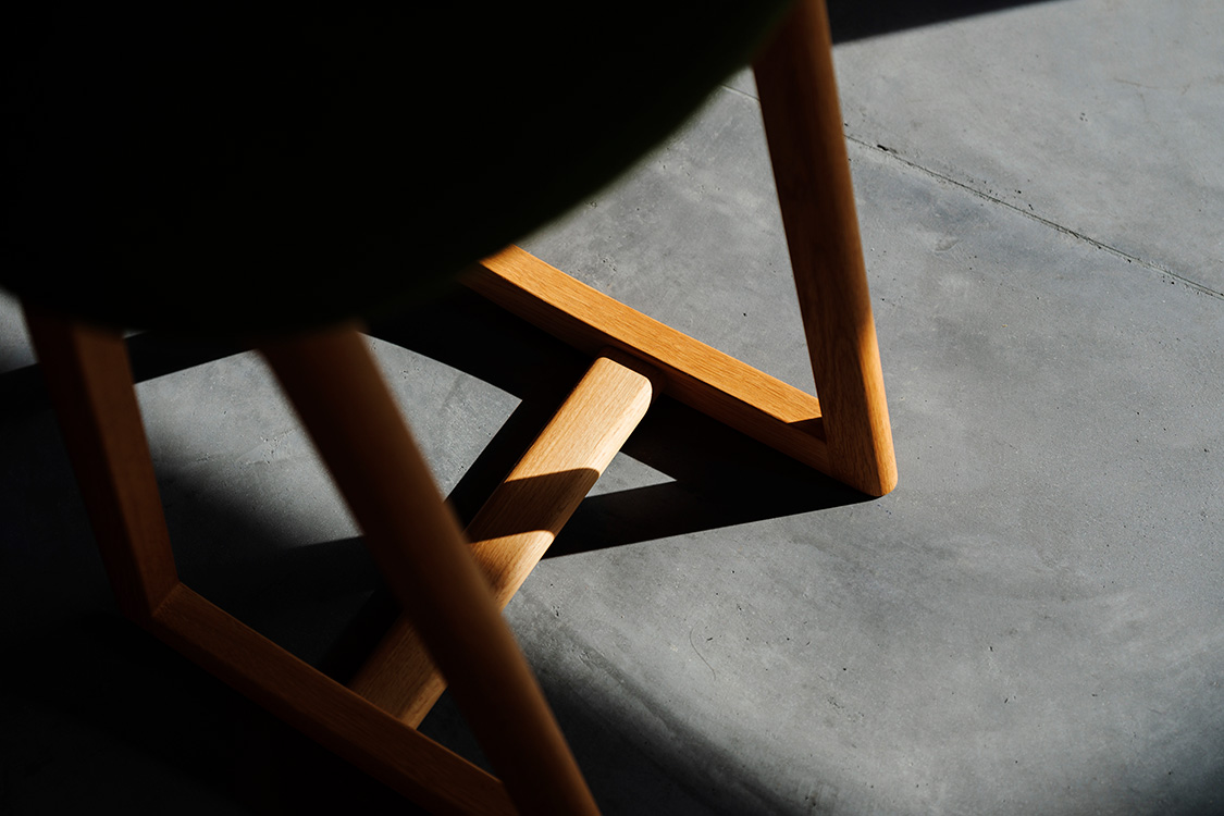 十字窓の家_室内_モルタルの床