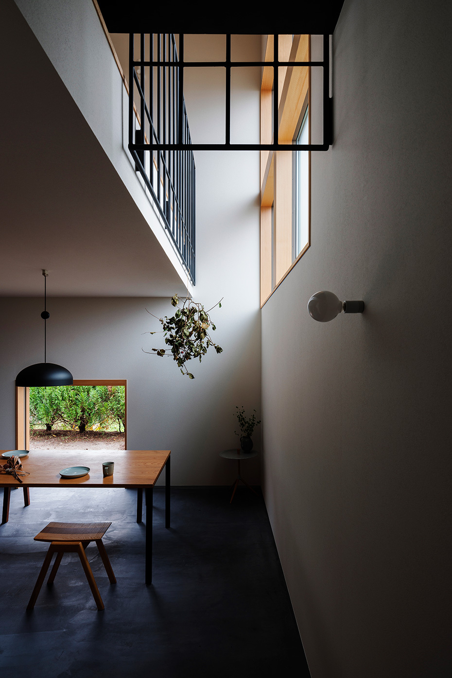十字窓の家_室内_モルタルのダイニング