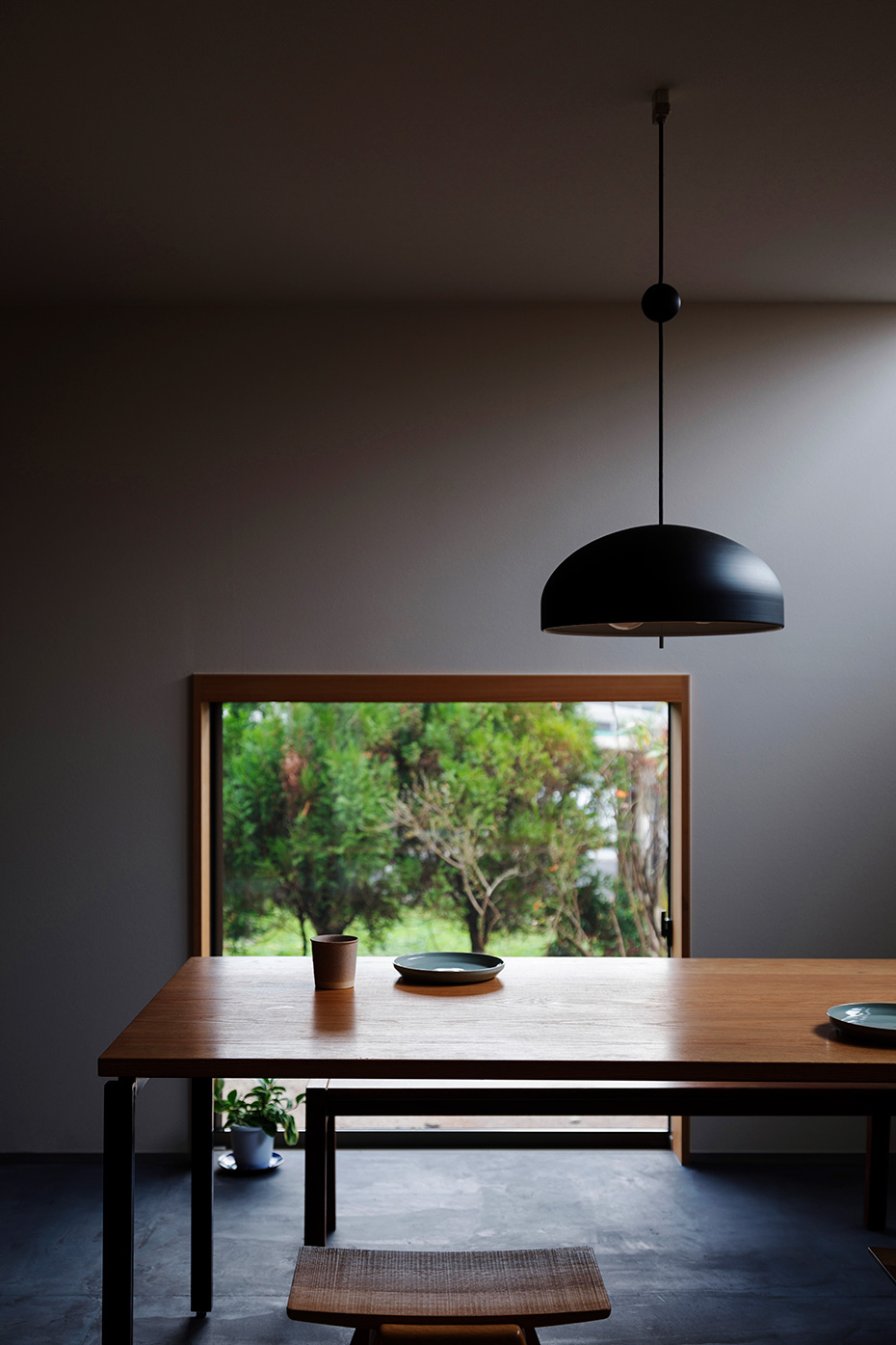 十字窓の家_室内_モルタルのダイニング
