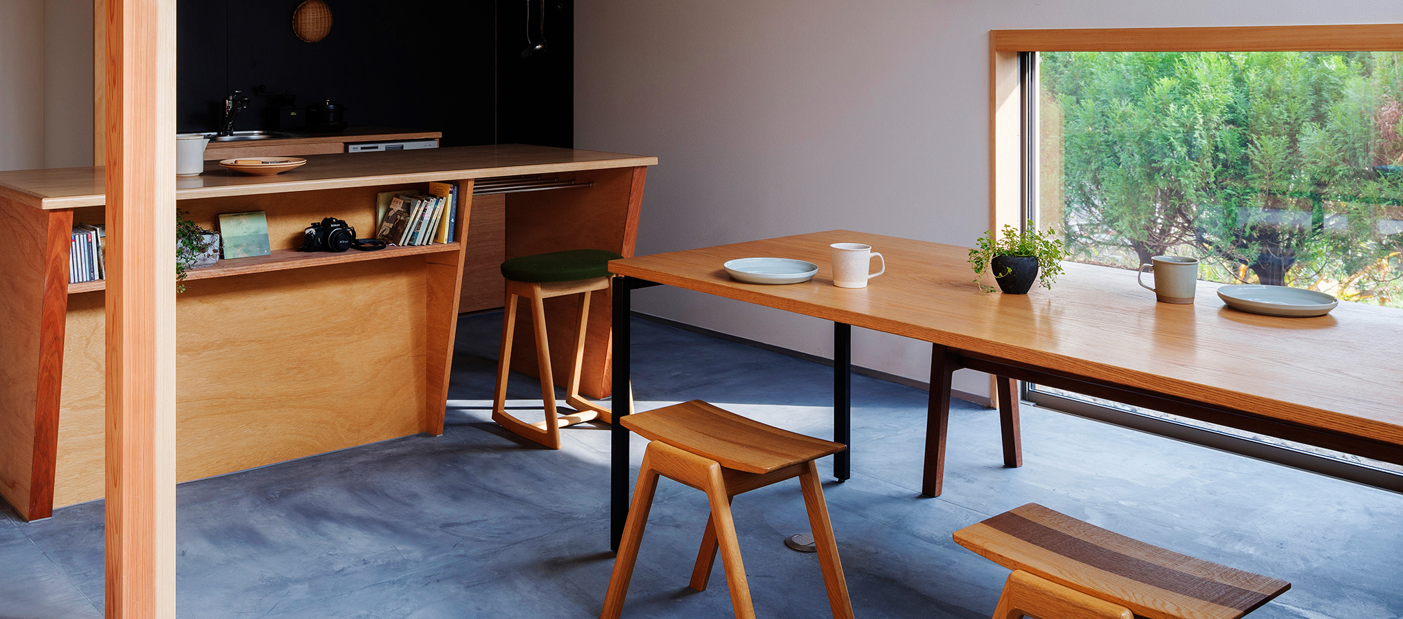 十字窓の家_室内_モルタルのキッチン_pc