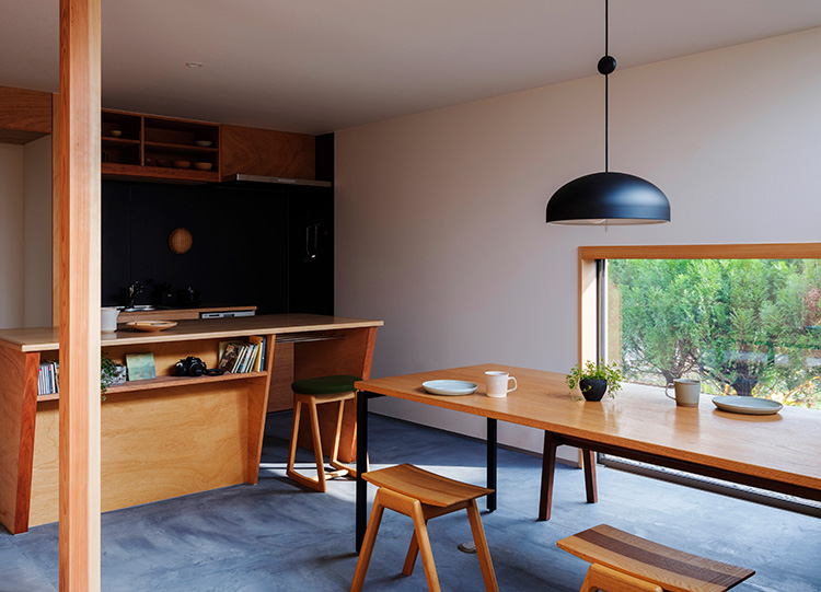 十字窓の家_室内_モルタルのキッチン_sp