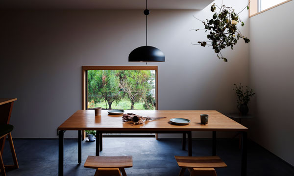 十字窓のある土間の家