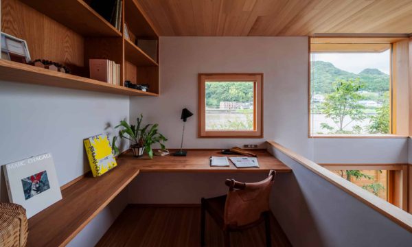 川を眺める家。柔らかな光と
