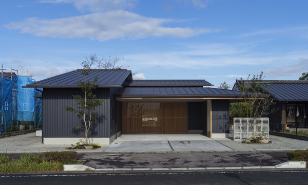 格子ガレージで囲まれた中庭を持つ平屋