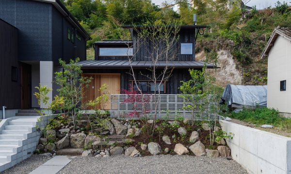 朝日の差す坪庭と南北高窓のある住まい