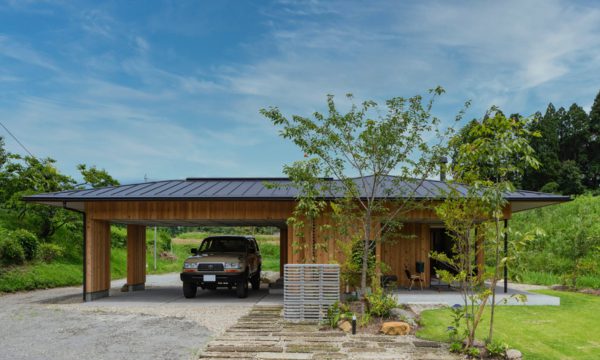 野山に溶け込む住まい