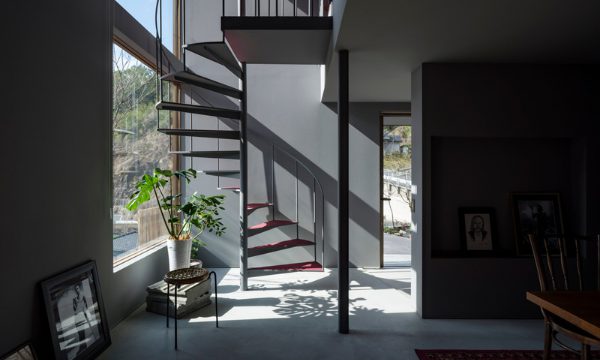 アートと暮らす螺旋階段の家