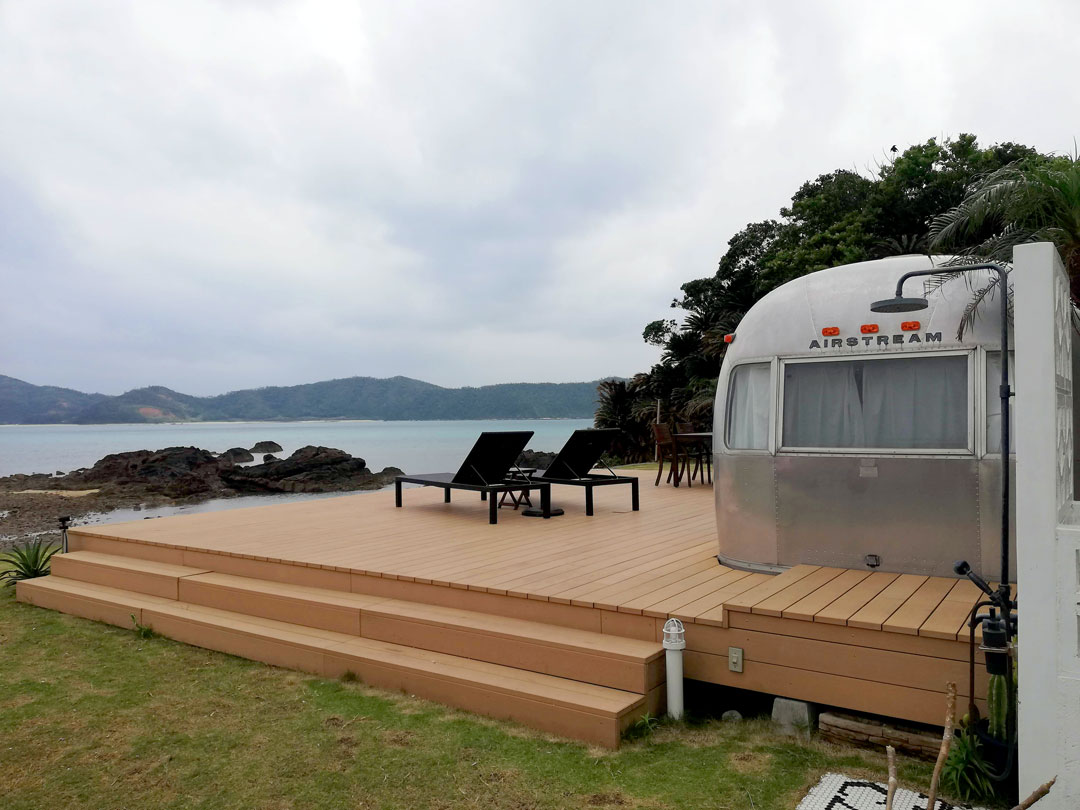小さく暮らす知恵がつまったトレーラーハウス。奄美大島の〈HOLLY CAMP〉に泊まってみた感想