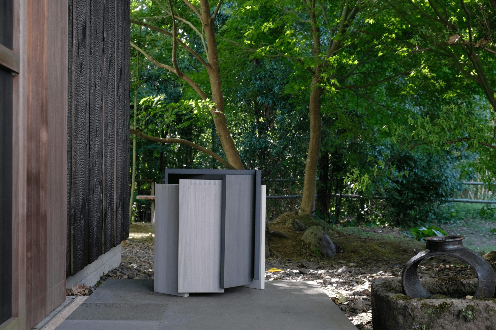 重ねて絵になるスツール「mil」